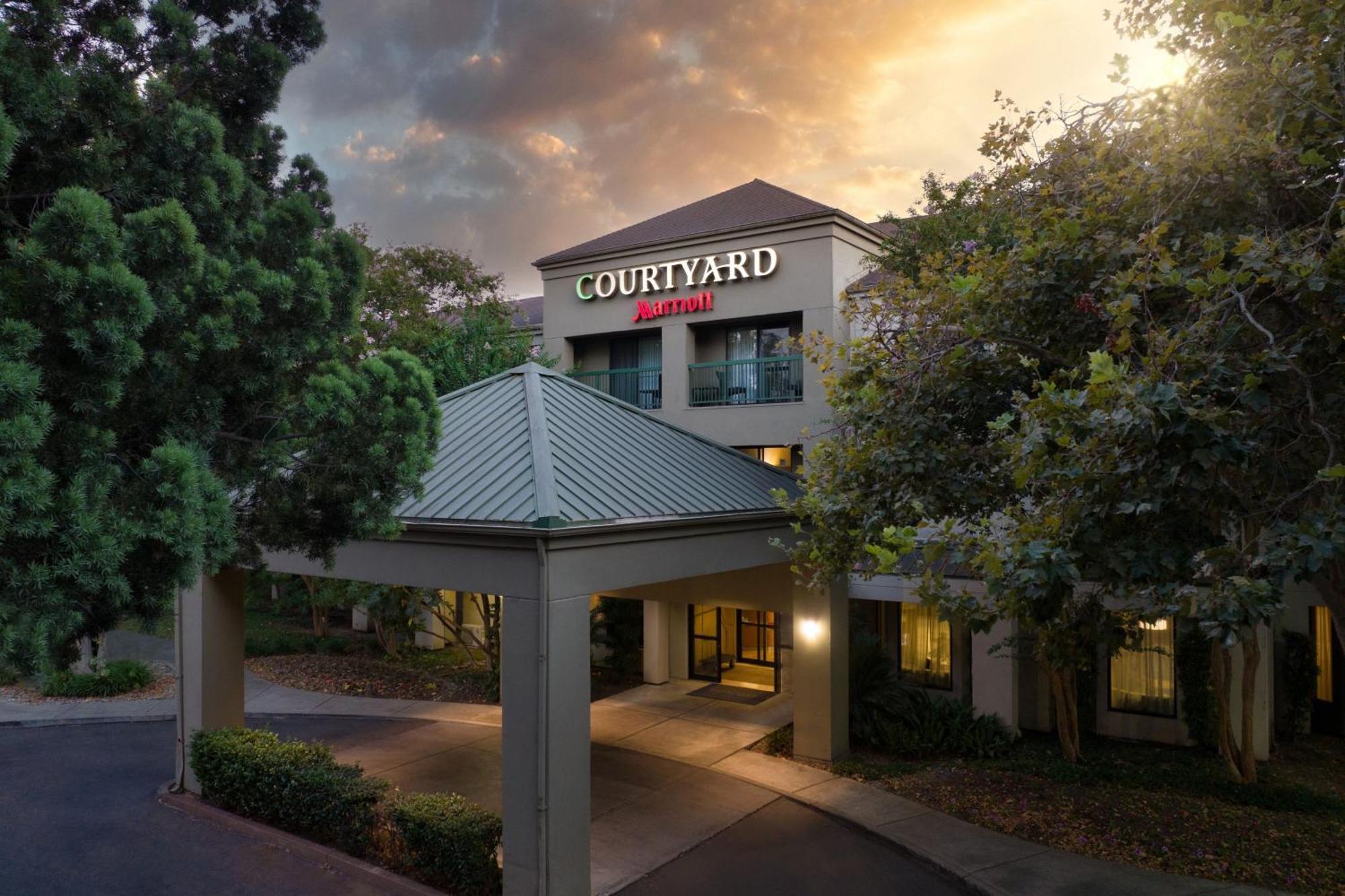 Courtyard By Marriott Hotel 3*