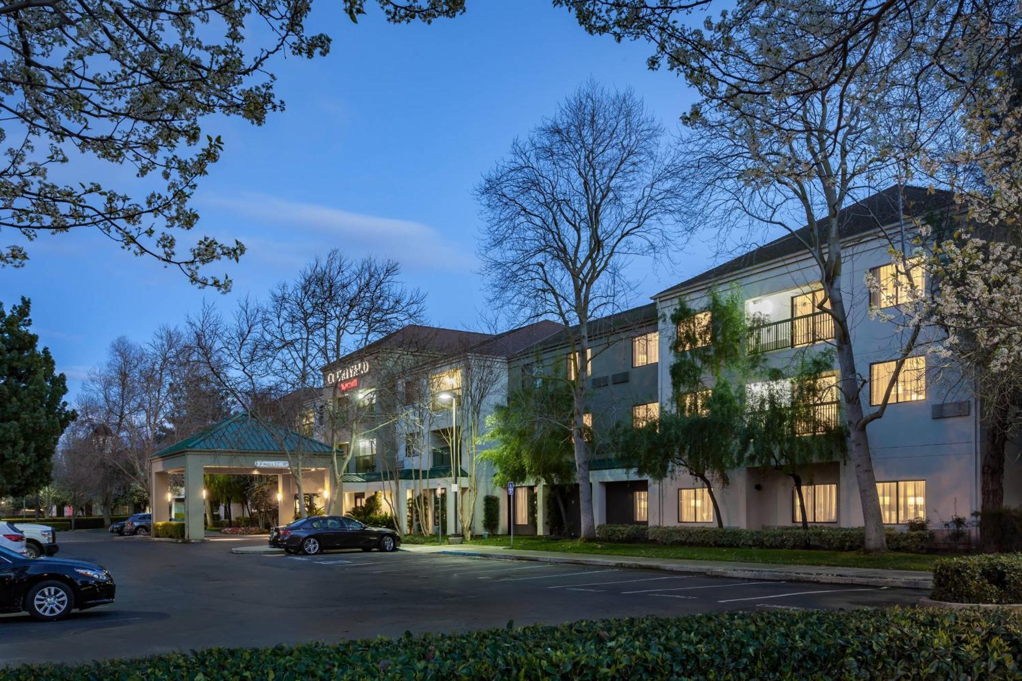 Courtyard By Marriott Hotel 3*